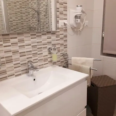 Zoe Apartment *